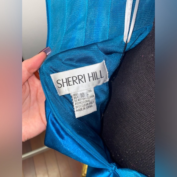 Strapless lace embellished corset fitted gown with keyhole - Picture 8 of 9